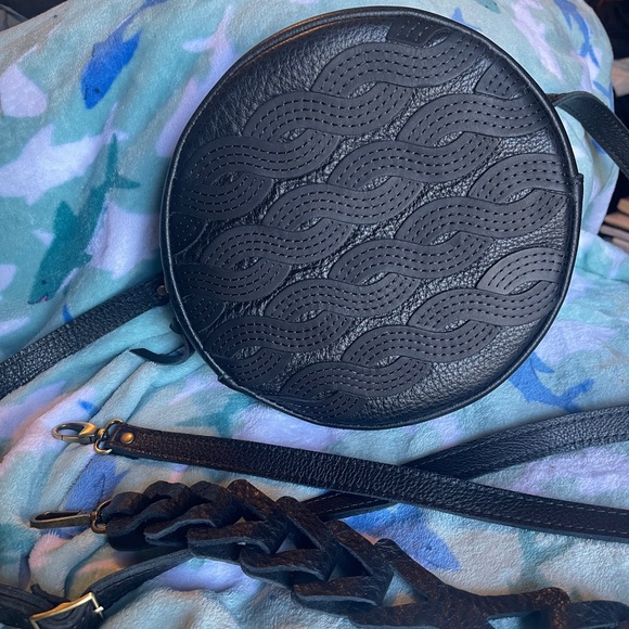 Zaha Large Circle Crossbody - Picture 2 of 4